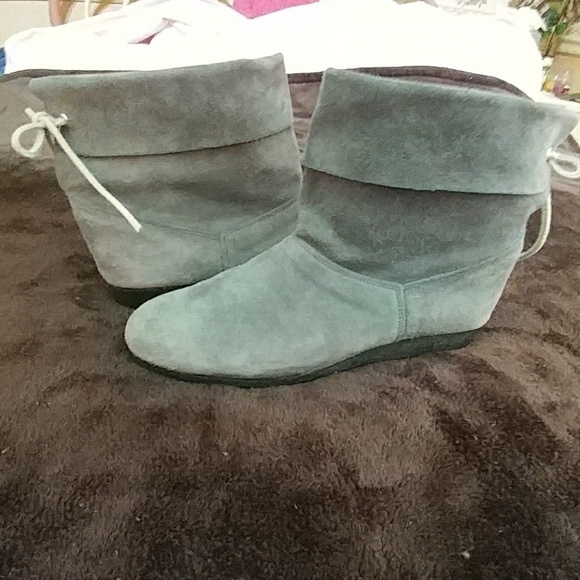 Soft Suede Gray Ankle Cuff Booties sx 9 - Picture 2 of 5